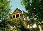 Haus Claire-21  Ansicht Westfassade durch Rhododendron-Büsche : Adolphus Busch, Bau und Natur, Villa Lilly